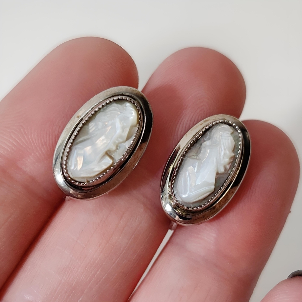Sarah Coventry Sterling Silver 1969 Mother of Pearl Cameo Screw Back Earrings - Picture 6 of 9